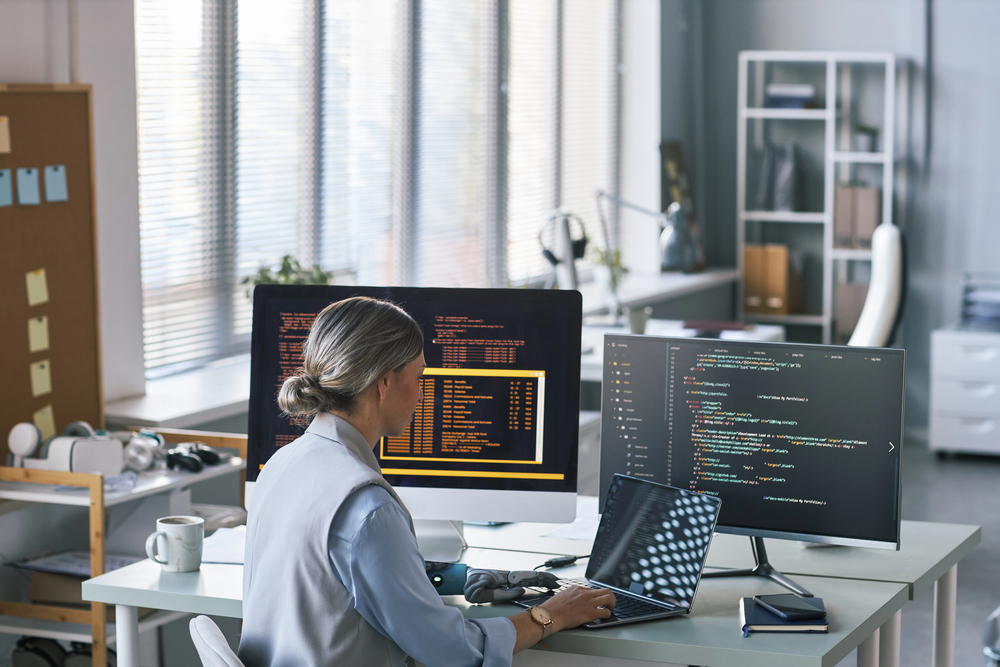 Citrix Consultant at desk with computer screen - Xenture